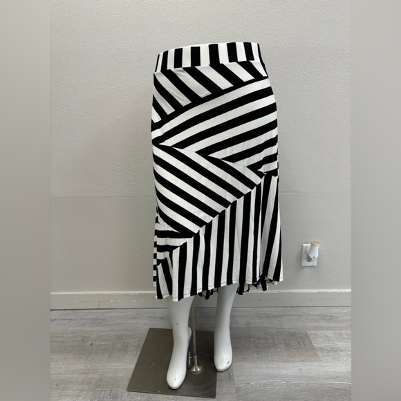 Torrid Black & White Striped Hi-Low Maxi Skirt - Size 6 (30) - Picture 2 of 4